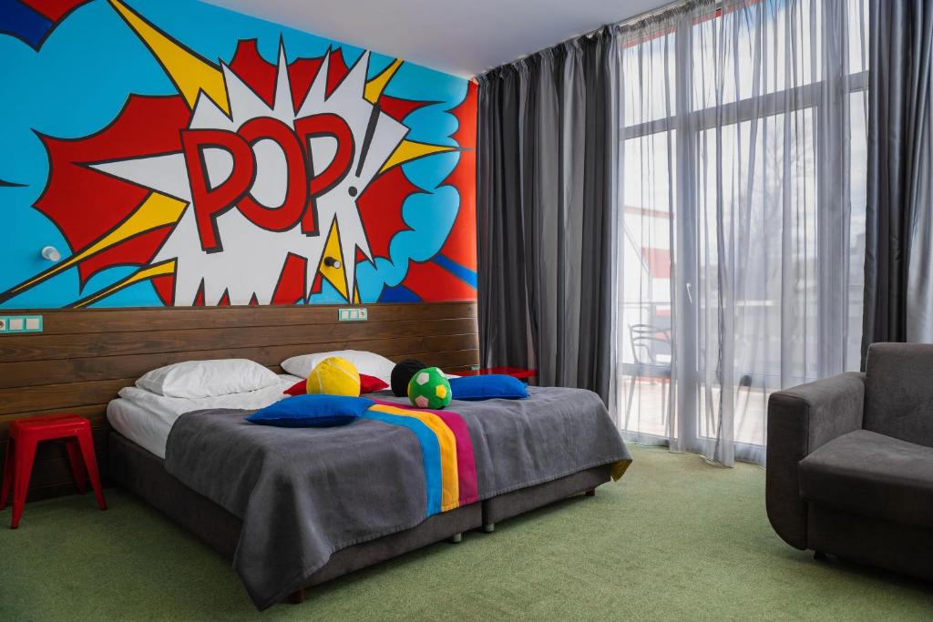 Postel nebo postele na pokoji v ubytování Emigrand Art Hotel