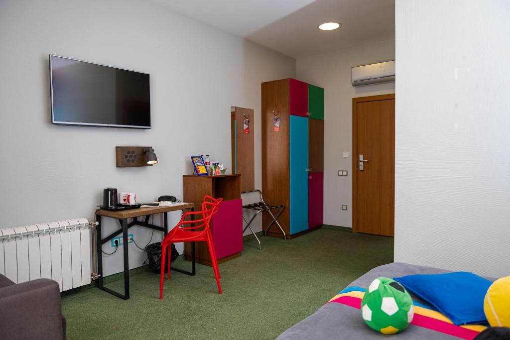 TV a/nebo společenská místnost v ubytování Emigrand Art Hotel