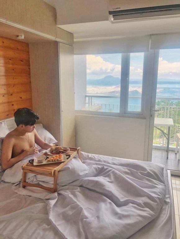 Postel nebo postele na pokoji v ubytování JRT Suites Tagaytay