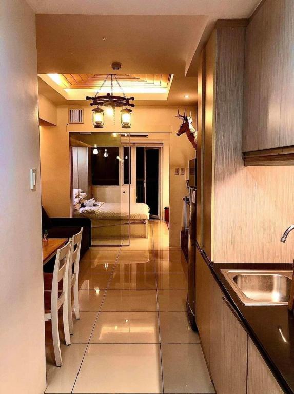 Kuchyň nebo kuchyňský kout v ubytování JRT Suites Tagaytay