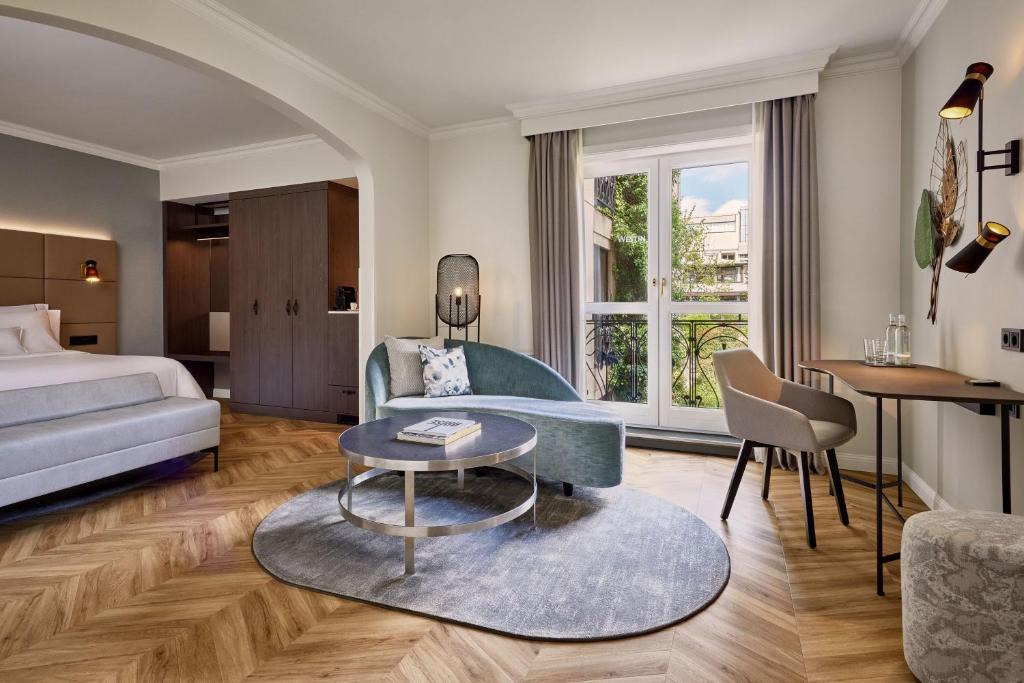 Postel nebo postele na pokoji v ubytování The Westin Grand Berlin