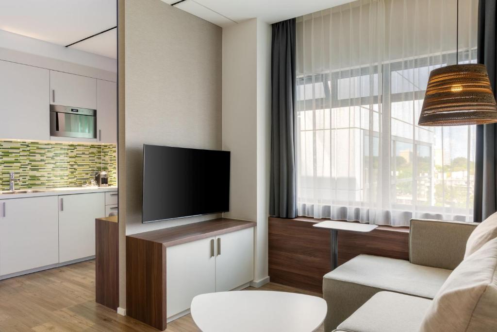 TV a/nebo společenská místnost v ubytování Element Amsterdam