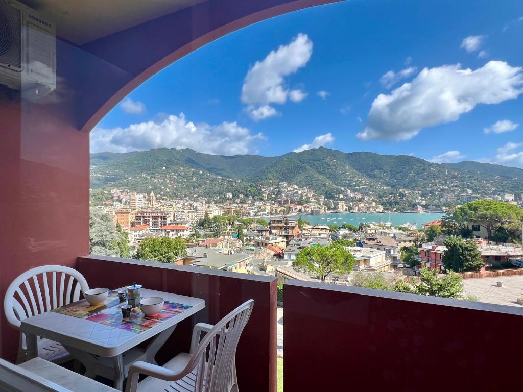 een tafel en stoelen op een balkon met uitzicht bij Eurotel 405 in Rapallo