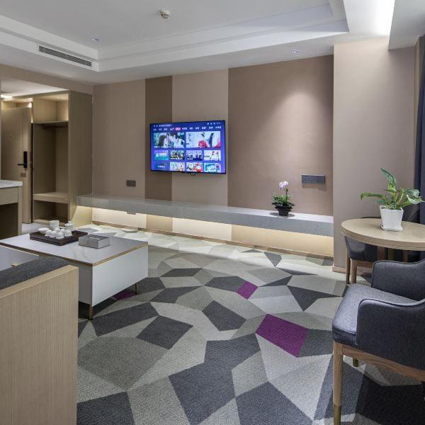 TV a/nebo společenská místnost v ubytování Shenzhen Jincheng Hotel