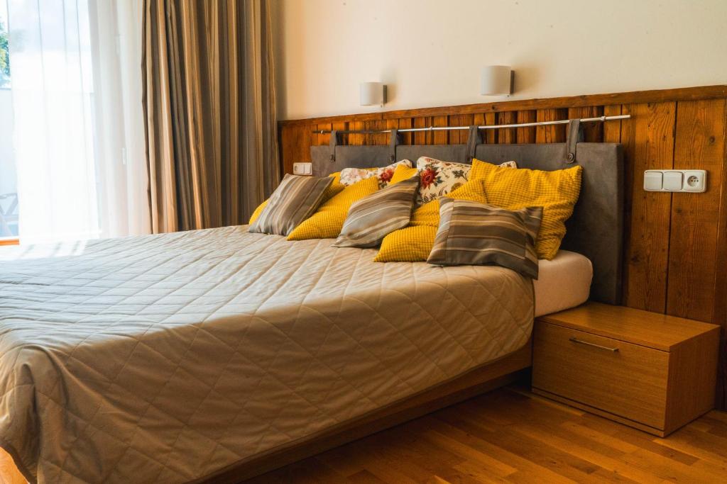 Postel nebo postele na pokoji v ubytování Resort Líšenský Dvůr