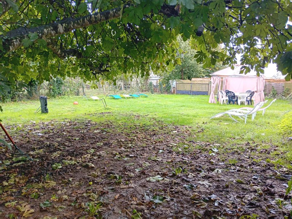 une cour avec une tente, une table et des chaises dans l'établissement Location Thezacaise, à Thézac
