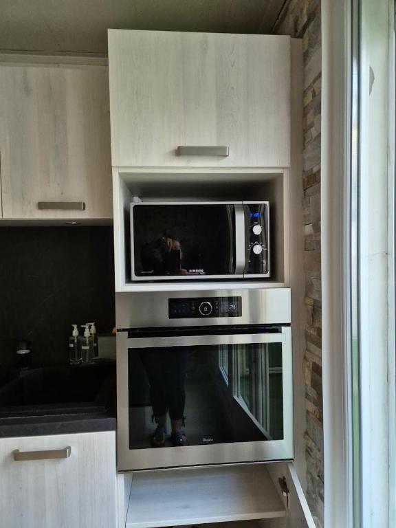 d'une cuisine équipée d'un four micro-ondes. dans l'établissement Le Cocon de Karine - maison Boulogne Sur Mer, à Saint-Martin-Boulogne