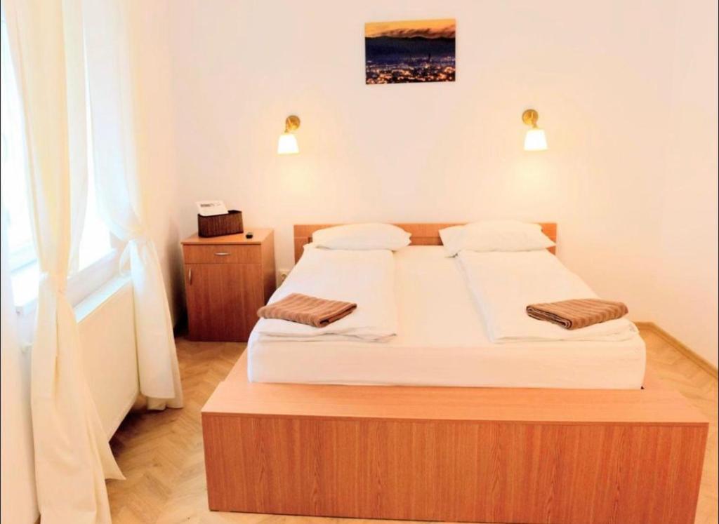 En eller flere senge i et værelse på Korsy Twin Apartments