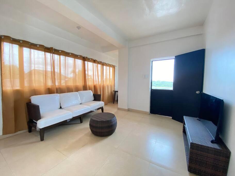 Postel nebo postele na pokoji v ubytování Boracay apartment 4th floor with ocean views