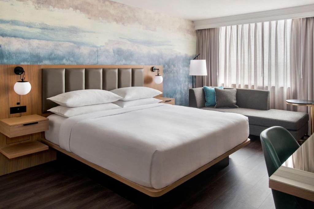 Postel nebo postele na pokoji v ubytování Buffalo Marriott Niagara