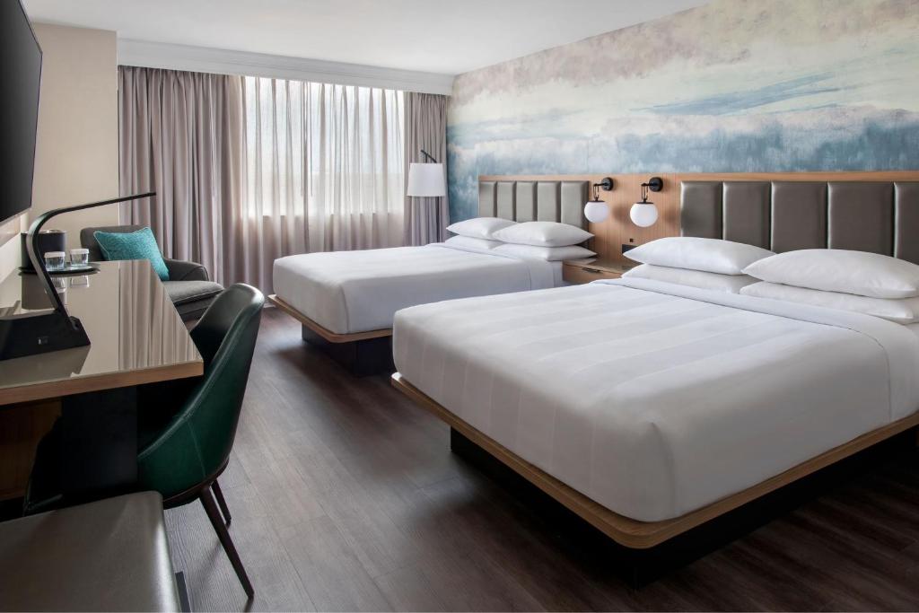 Postel nebo postele na pokoji v ubytování Buffalo Marriott Niagara