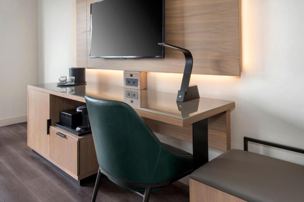 TV a/nebo společenská místnost v ubytování Buffalo Marriott Niagara