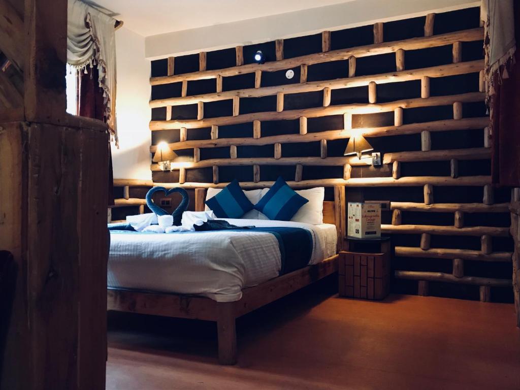 Postel nebo postele na pokoji v ubytování The Manu Emerald # farmHouse # top selling cottage in manali # peaceful heritage cozy stay # lawn with bonfire # most awarded