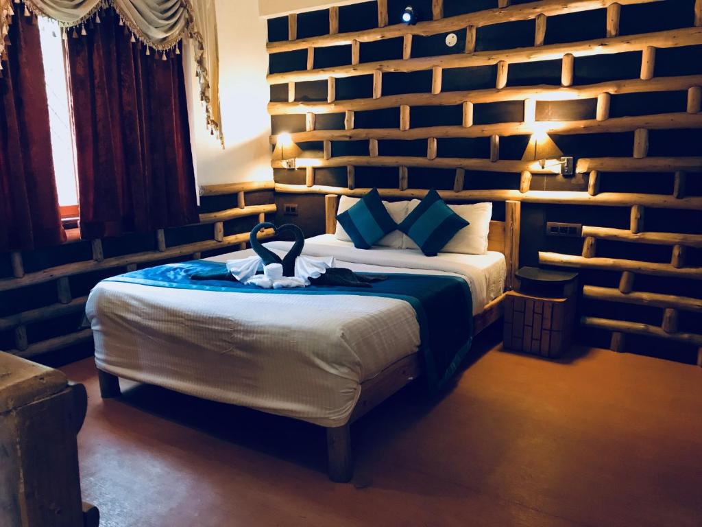 Postel nebo postele na pokoji v ubytování The Manu Emerald # farmHouse # top selling cottage in manali # peaceful heritage cozy stay # lawn with bonfire # most awarded