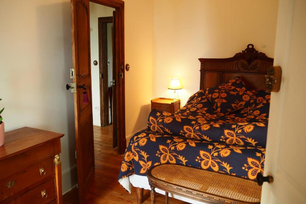 Postel nebo postele na pokoji v ubytování chateau isigny, le plus petit et le plus secret des châteaux de charme