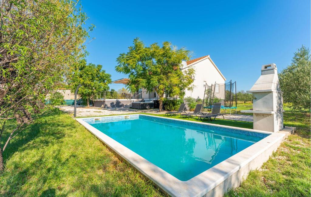 Bazén v ubytování Cozy Home In Prkos With Jacuzzi nebo v jeho okolí