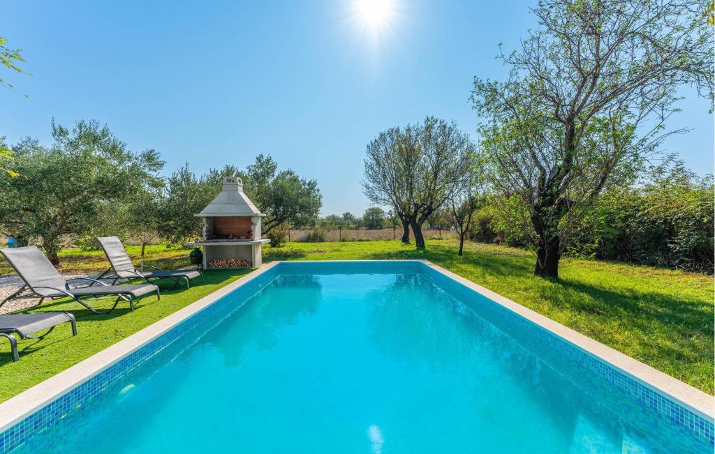 Bazén v ubytování Cozy Home In Prkos With Jacuzzi nebo v jeho okolí