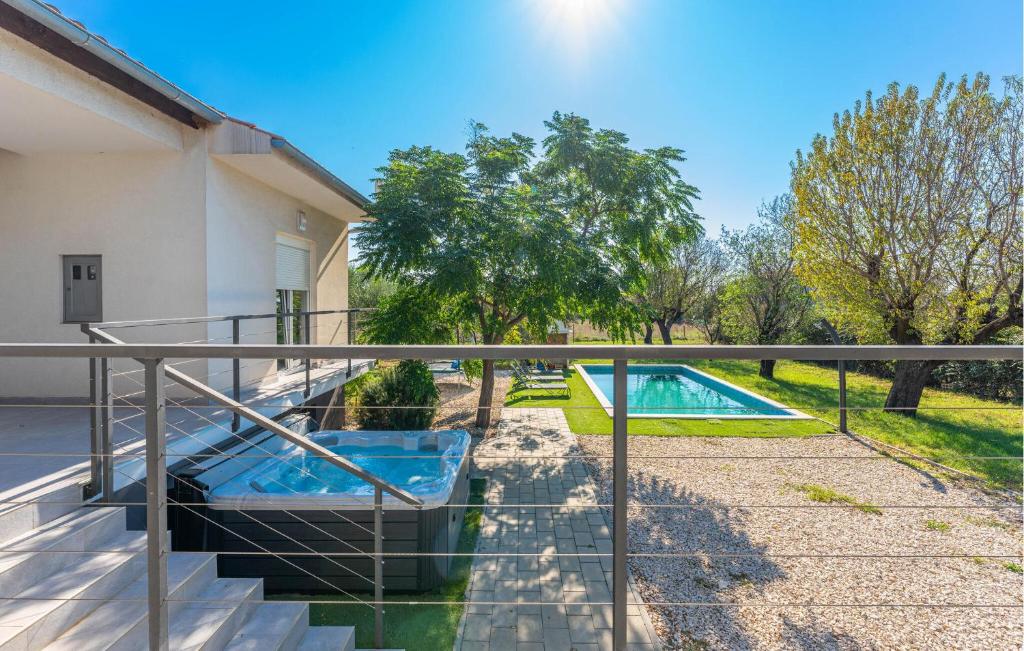 Bazén v ubytování Cozy Home In Prkos With Jacuzzi nebo v jeho okolí