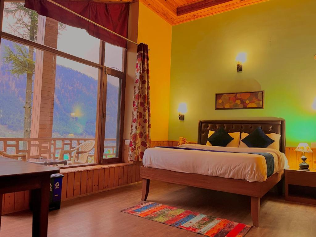 Postel nebo postele na pokoji v ubytování The Manu Emerald # farmHouse # top selling cottage in manali # peaceful heritage cozy stay # lawn with bonfire # most awarded