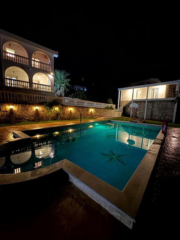 Bazén v ubytování Sunset Pool Retreat nebo v jeho okolí