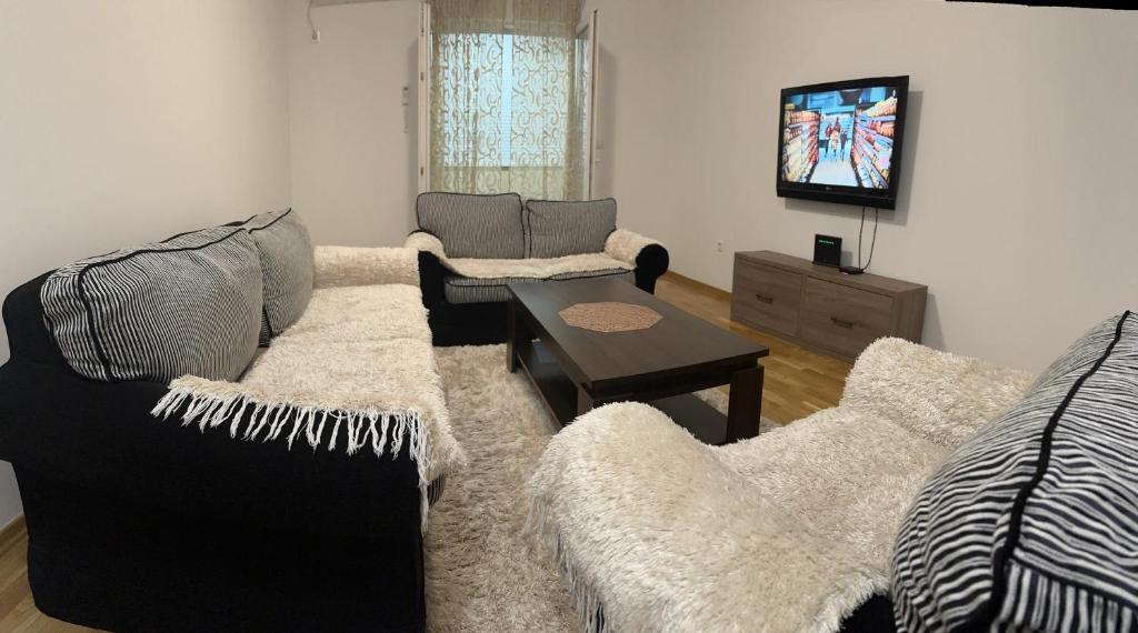 Area tempat duduk di Viktor Apartman