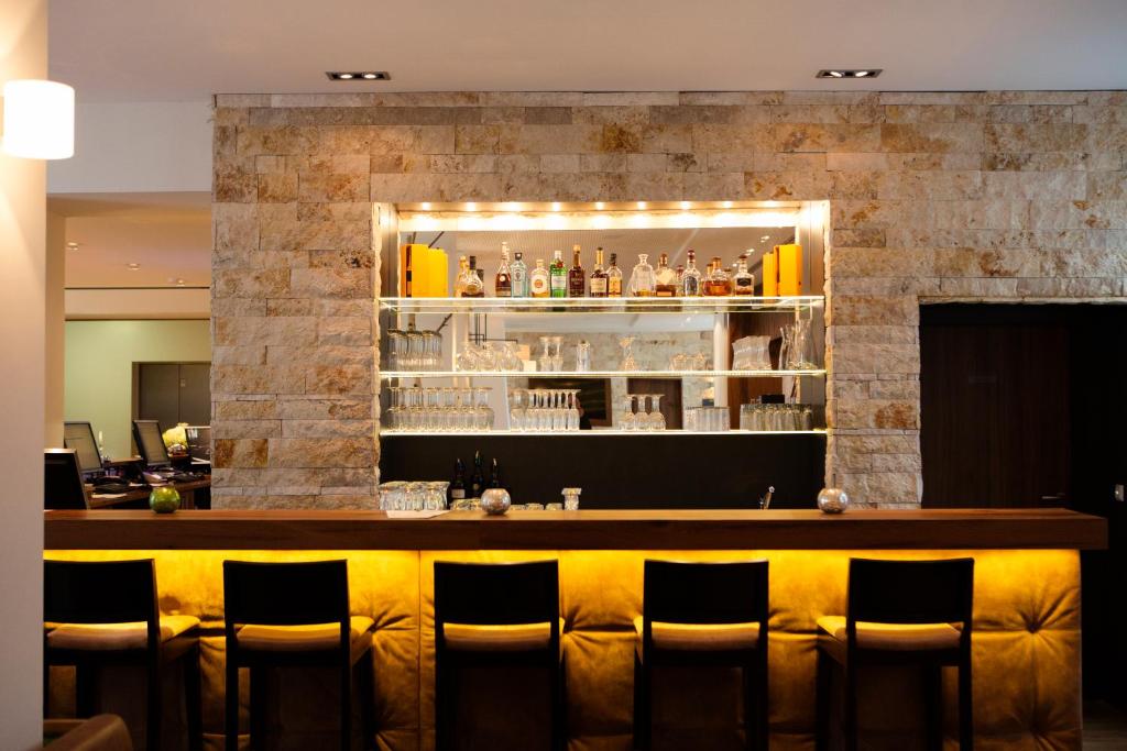 Lounge oder Bar in der Unterkunft RiKu HOTEL Neu-Ulm