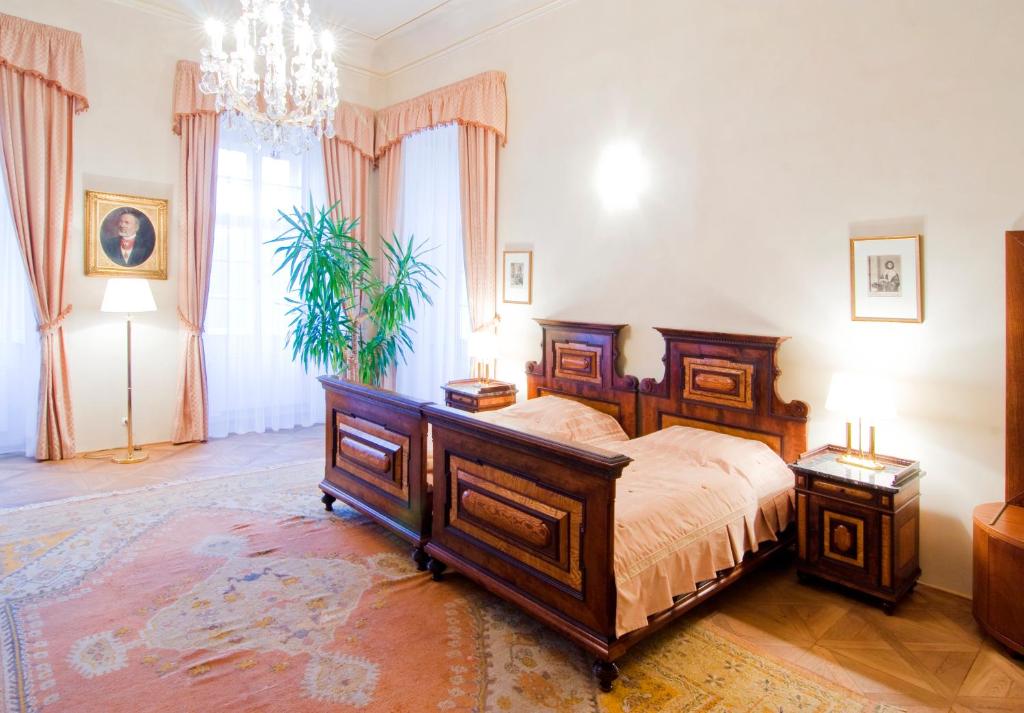 Postel nebo postele na pokoji v ubytování Château Liblice