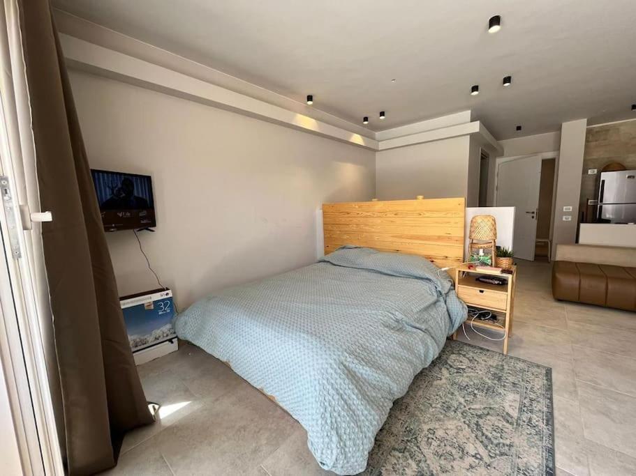 Postel nebo postele na pokoji v ubytování Ain El Sokhna Il Mont Galala Charming Studio Retreat