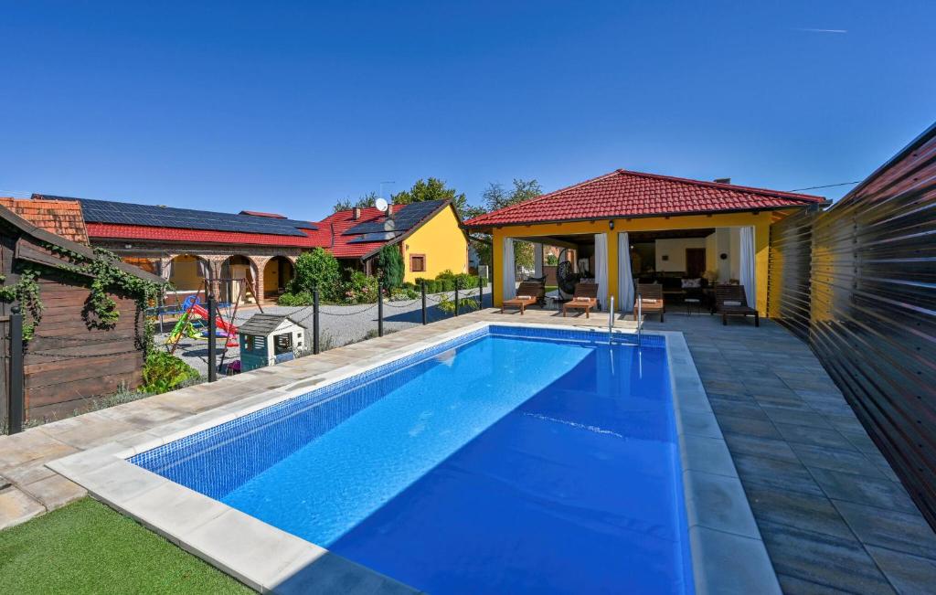 2 Bedroom Cozy Home In Gornja Ploscica