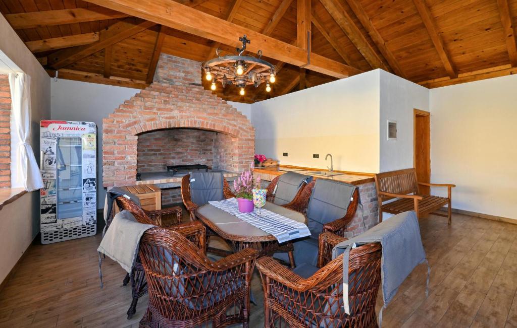Posedenie v ubytovaní 2 Bedroom Cozy Home In Gornja Ploscica