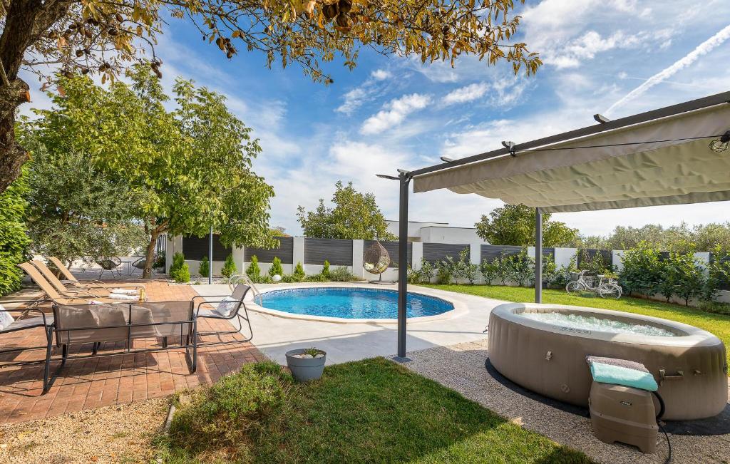 Bazén v ubytování Lovely Home In Vodnjan nebo v jeho okolí