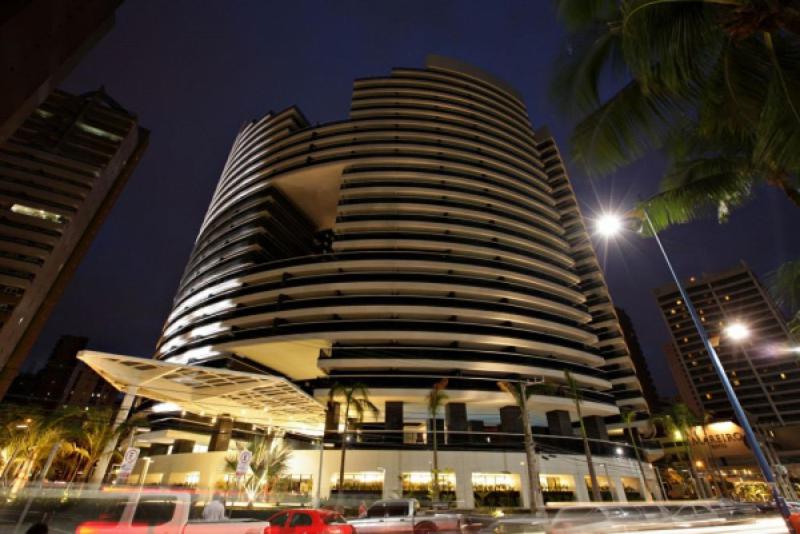 un edificio alto con coches estacionados frente a él en Landscape Apartment TC1502, en Fortaleza