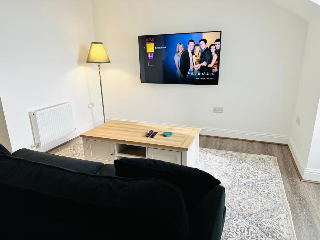 TV a/nebo společenská místnost v ubytování Barnet House Serviced Apartments