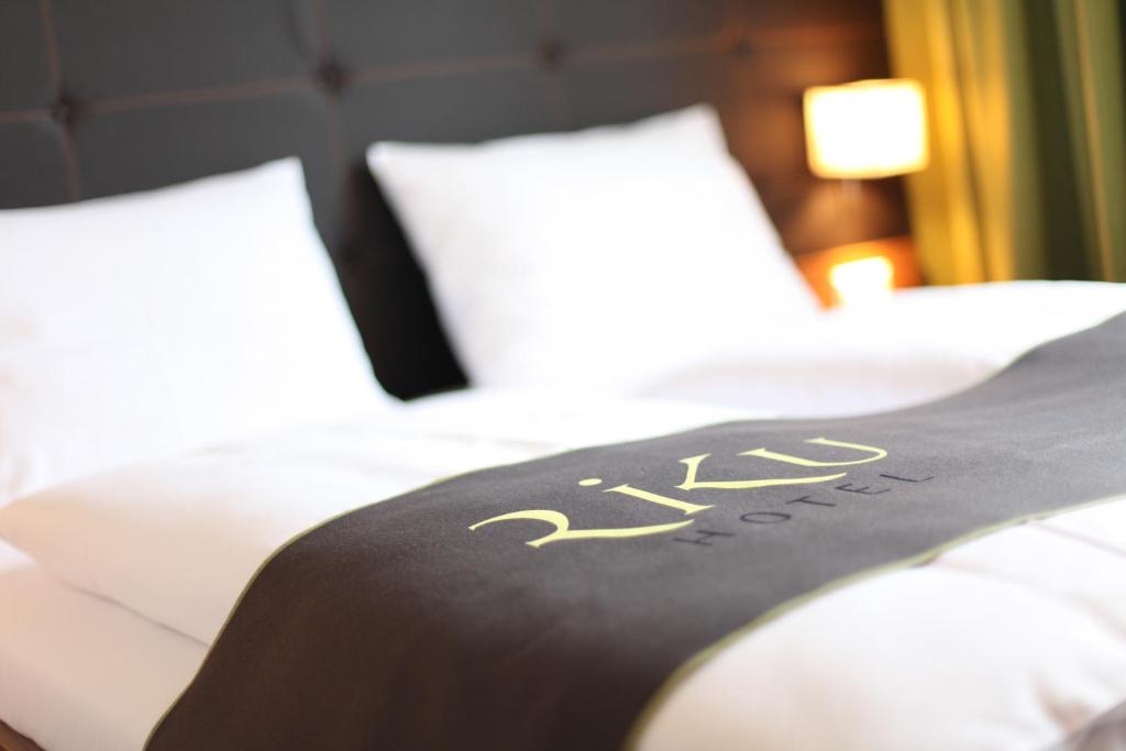 Ein Bett oder Betten in einem Zimmer der Unterkunft RiKu HOTEL Neu-Ulm