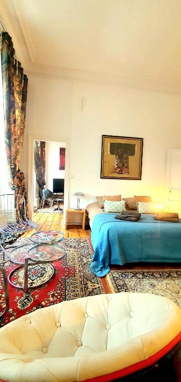 un salon avec deux lits et un canapé dans l'établissement Hortensia Appartement de Charme 92 m2 Hyper Centre - Down Town, à Boulogne-sur-Mer