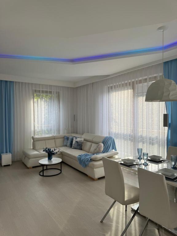 Posedenie v ubytovaní Blue Seaside Apartment