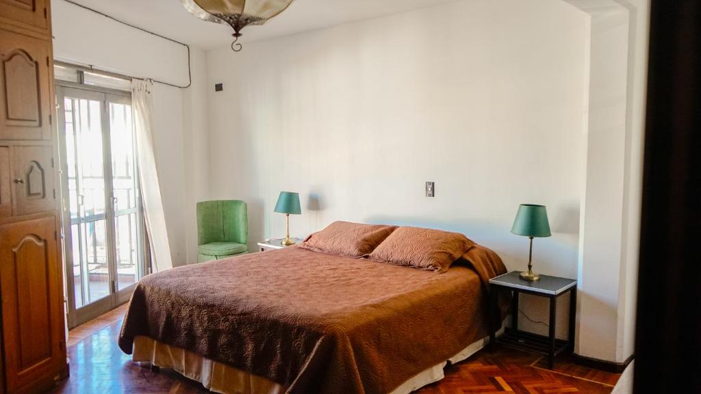 una camera da letto con un letto e una grande finestra di La Chile a Salta