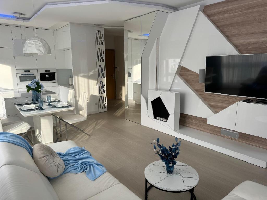 Televízia a/alebo spoločenská miestnosť v ubytovaní Blue Seaside Apartment