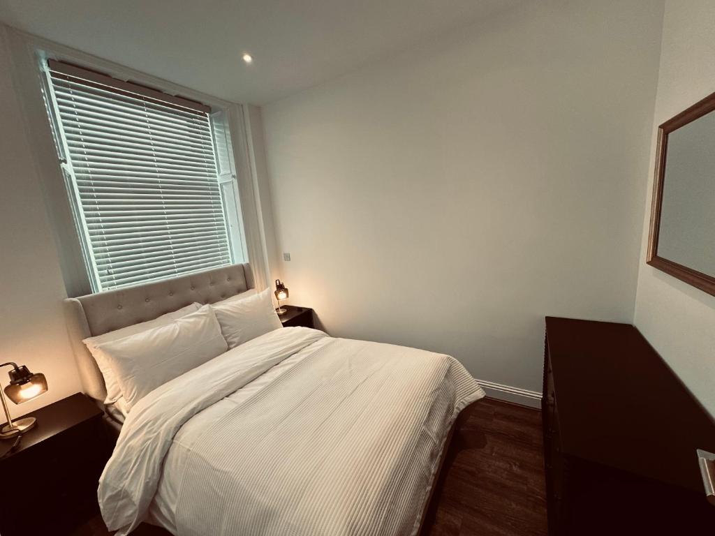 Postel nebo postele na pokoji v ubytování Barnet House Serviced Apartments