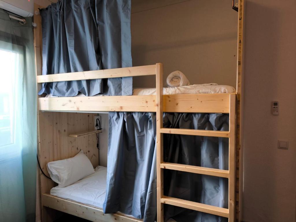 ein paar Etagenbetten in einem Zimmer in der Unterkunft Casa de porto covo 2 in Porto Covo