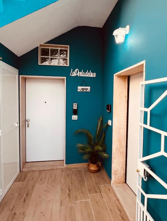 a room with a blue wall and a door at La Perla del sur in Bari
