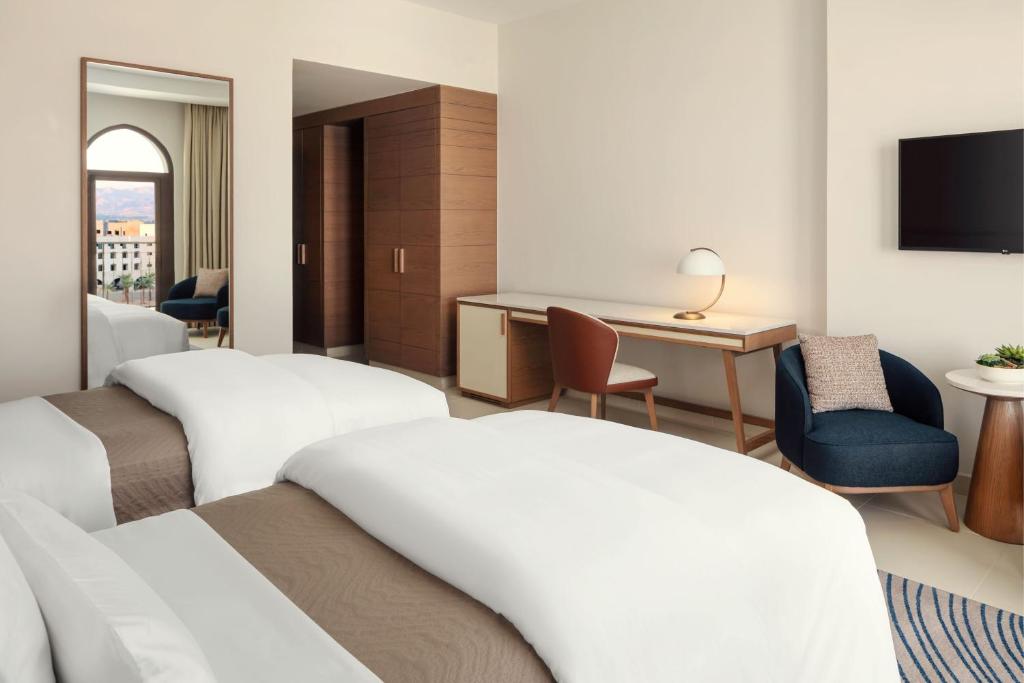 Postel nebo postele na pokoji v ubytování The Westin Saraya Aqaba Resort & Spa