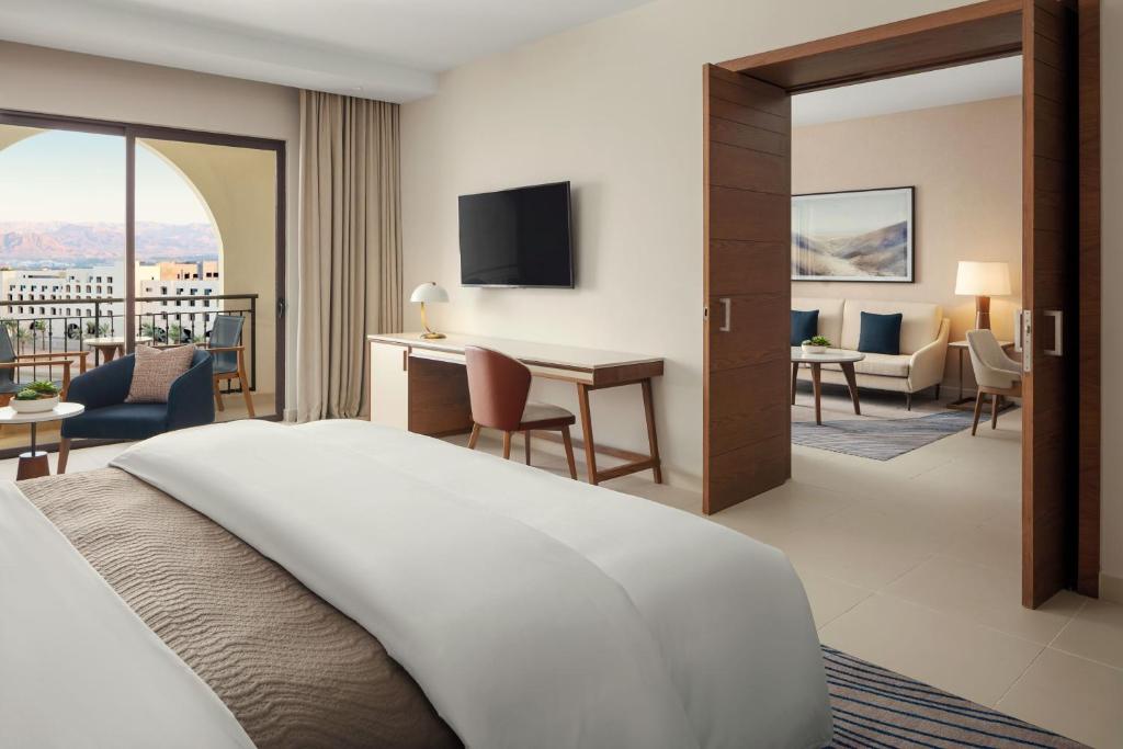 Postel nebo postele na pokoji v ubytování The Westin Saraya Aqaba Resort & Spa