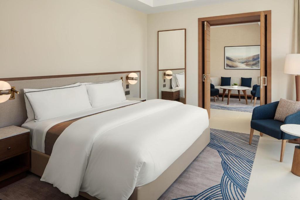 Postel nebo postele na pokoji v ubytování The Westin Saraya Aqaba Resort & Spa