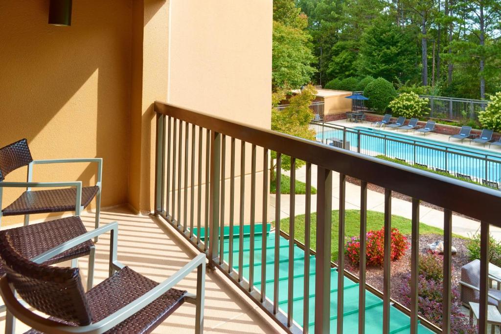 Courtyard by Marriott Atlanta Alpharetta - Habitación Queen Con Balcón