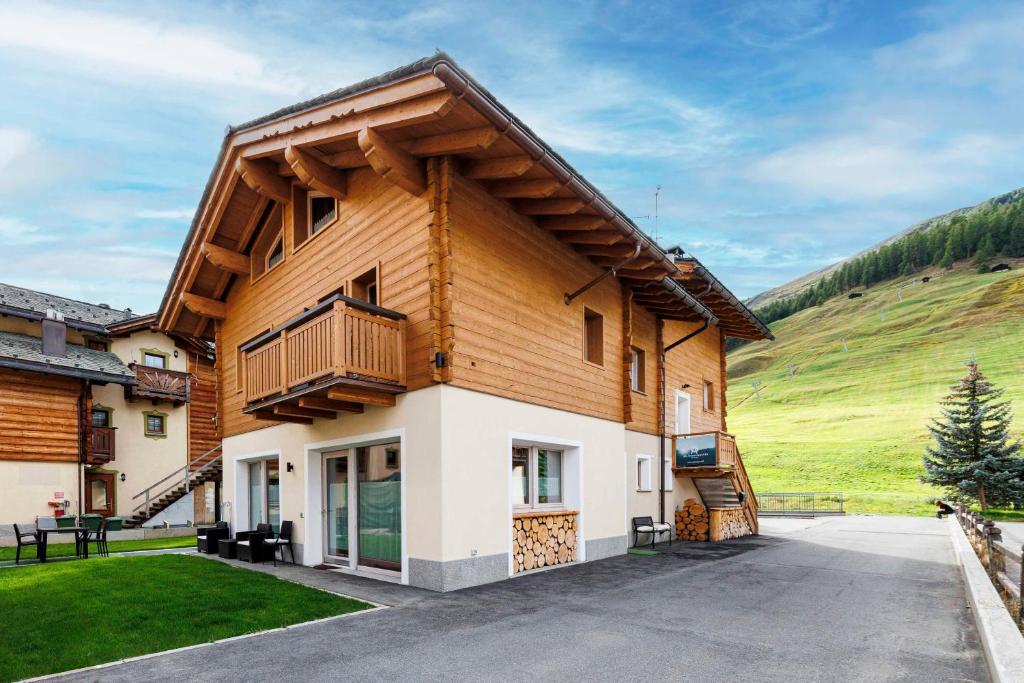 drewniany dom z balkonem po stronie w obiekcie AG Apartments Livigno centro w Livigno