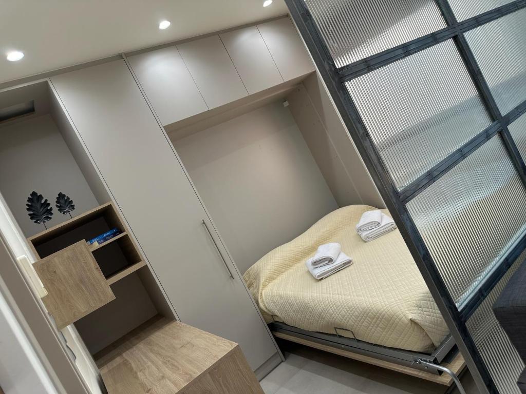 アテネにあるEstia Athens Apartmentの二段ベッドとはしごのある小さな部屋