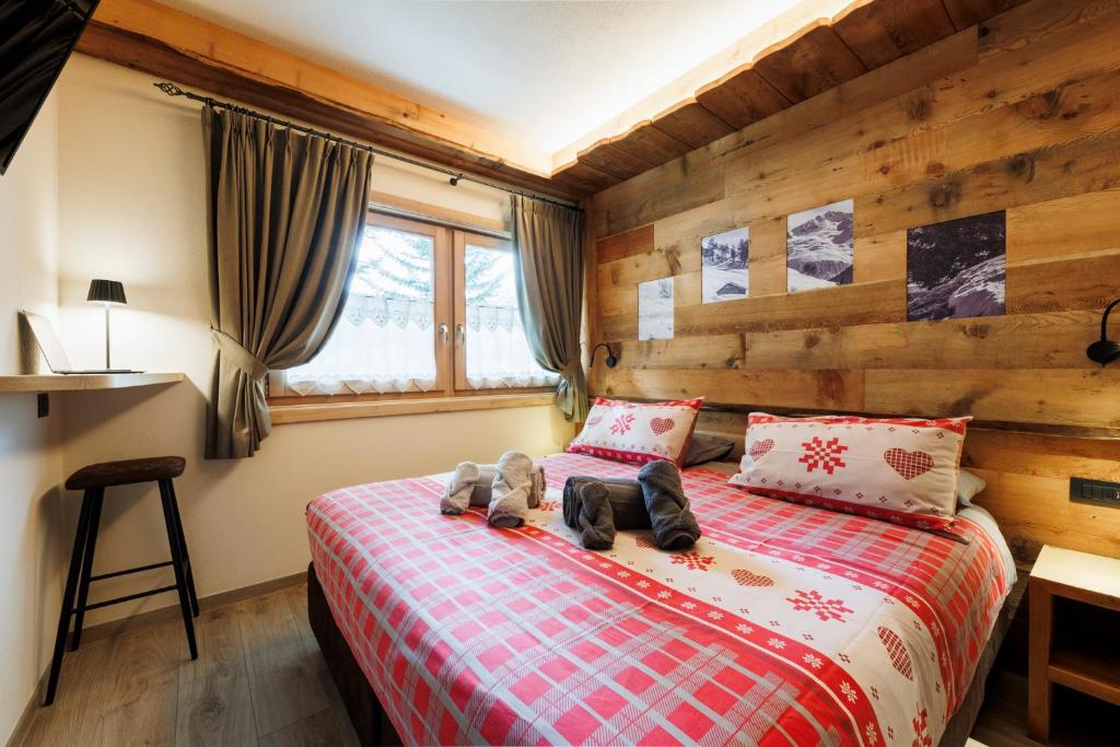 sypialnia z łóżkiem z dwoma butami w obiekcie AG Apartments Livigno centro w Livigno