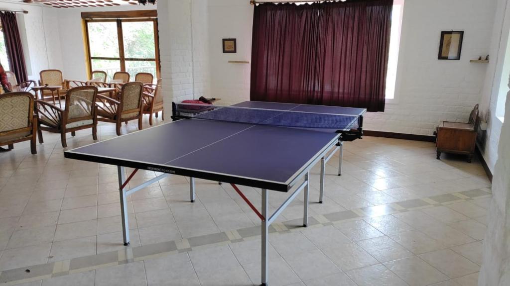 Stolní tenis v ubytování Inn Pondiville Forest Retreat nebo okolí