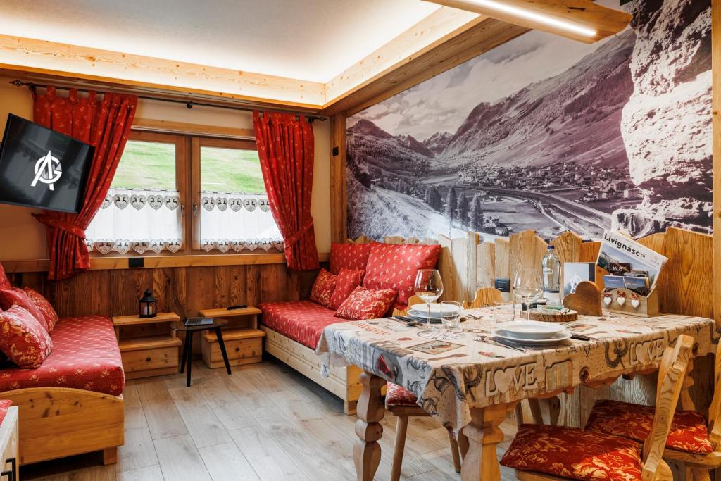 jadalnia ze stołem i obrazem na ścianie w obiekcie AG Apartments Livigno centro w Livigno